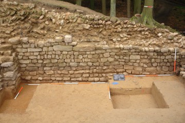 An der bis auf das Fundament freigelegten Innenseite der östlichen Ringmauer markieren zwei jeweils auf drei Lagen angelegte, vertikale Fugen die Ansatzstellen für den Mauerbau.