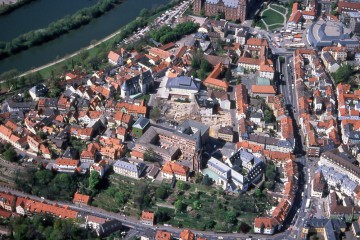 Luftbild der Aschaffenburger Oberstadt mit der Fläche der Grabungen Theaterplatz 1997.